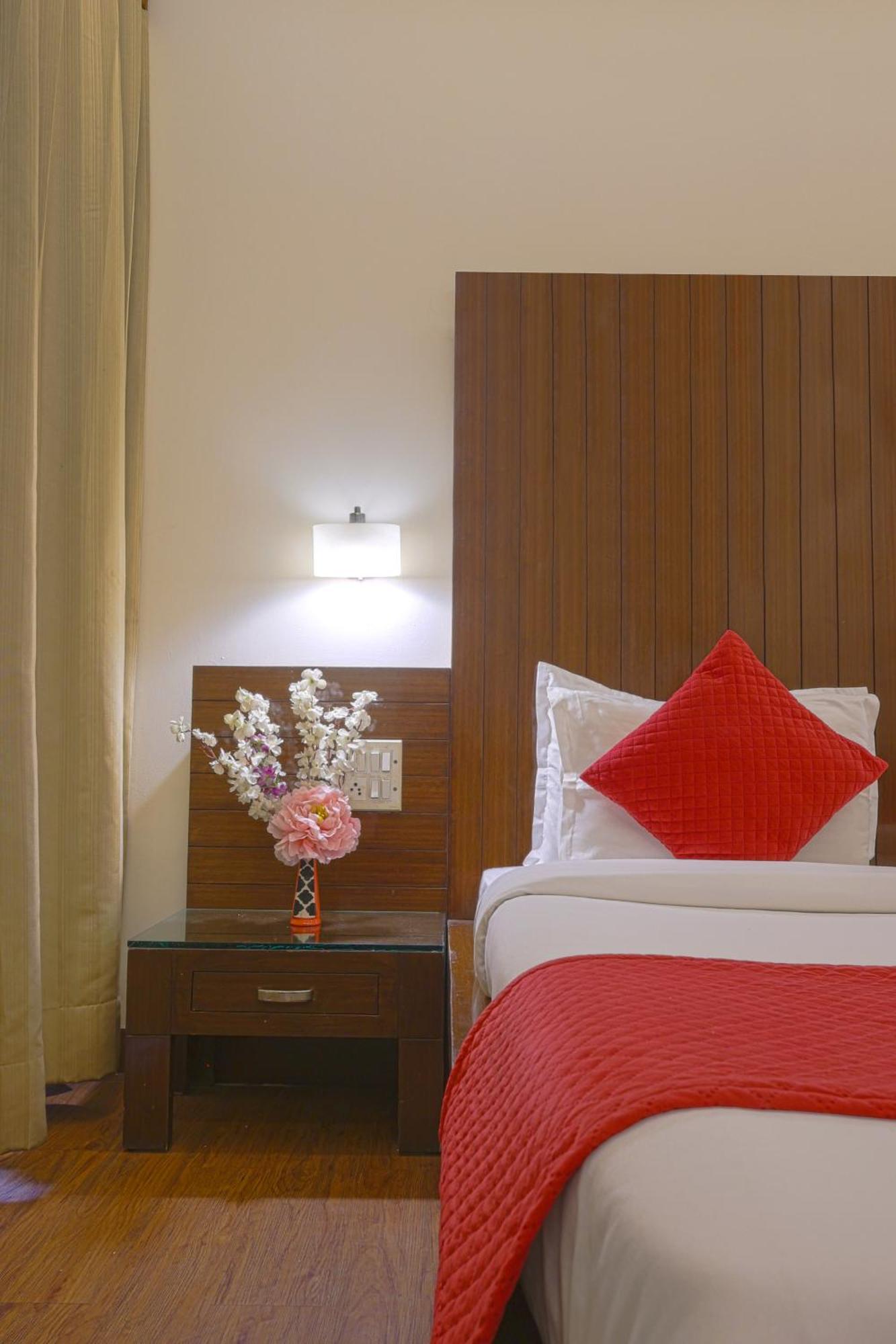 Hotel Haris Mg Road Gurugram Gurgaon Bagian luar foto
